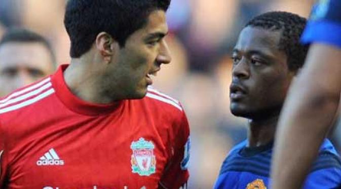 Luis Suarez (kiri) saat terlibat kasus pelecehan rasisme dengan Patrice Evra. (AFP/Andrew Yates)