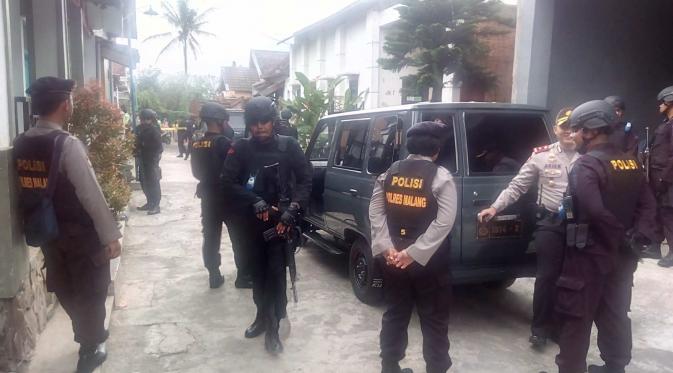 Densus 88 Antiteror geledah rumah terduga teroris di Malang (Zainul Arifin/Liputan6.com)