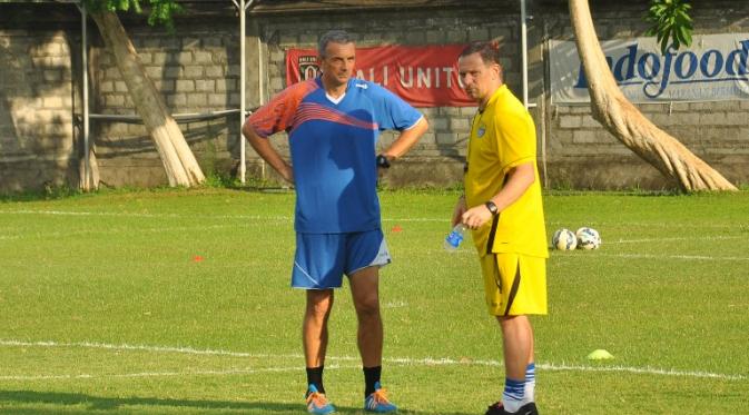Dua eks pelatih Arema IPL, Dejan Antonic dan Milomir Seslija mesra di Bali, saat mengawal tim pada Bali Island Cup 2016.