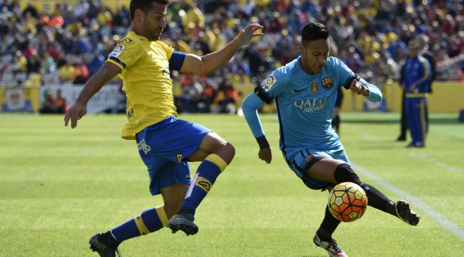 Neymar saat mencoba mengecoh pemain Las Palmas /AFP
