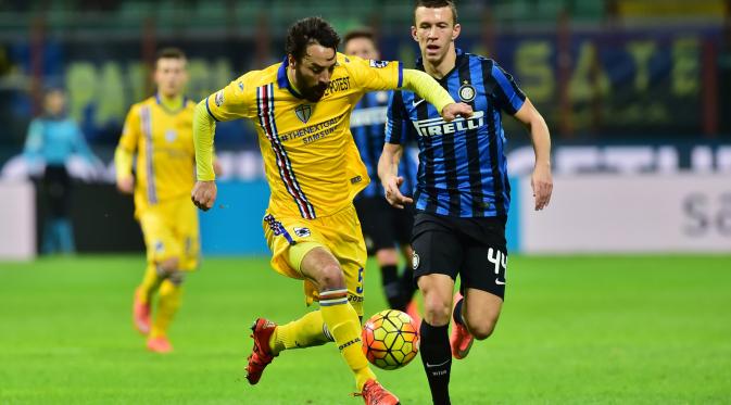   Pemain Inter, Ivan Perisic (kanan) berduel dengan pemain Sampdoria di ajang Serie A. Inter menang 3-1 atas Sampdoria. (AFP/Giuseppe Cacace)