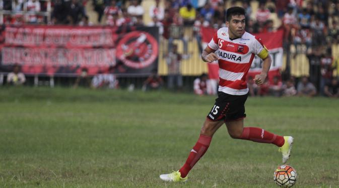 Bek Madura United, Fabiano Beltrame, akan menyulitkan lini ofensif Pusamania Borneo FC. (Bola.com/Vitalis Yogi Trisna)