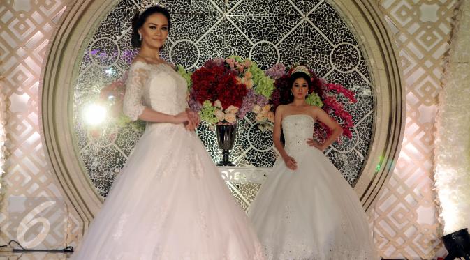 Model memperagakan busana Yohannes Bridal saat fashion show gaun pengantin bertema 