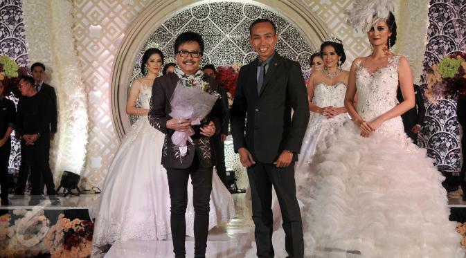 Designer Yohannes Bridal foto bersama saat fashion show gaun pengantin dengan Tema 
