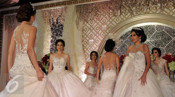 Model memperagakan busana Yohannes Bridal saat fashion show gaun pengantin bertema 