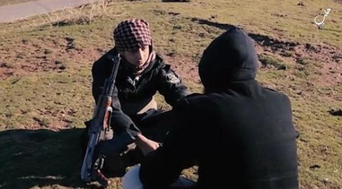 Abu Imara al Omri, bocah 11 tahun yang jadi ekstremis ISIS terlihat membawa senjata. (Daily Mail)