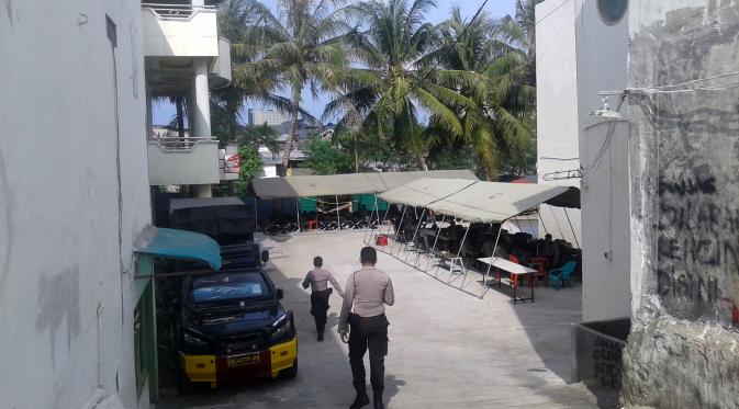Intan Cafe milik pentolan Kalijodo Daeng Aziz dijaga 1 kompi polisi. (Audrey Santoso/Liputan6.com)