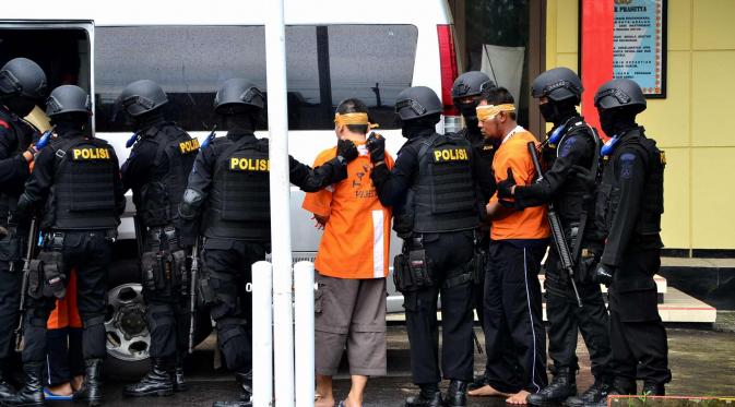 Terduga teroris Malang ketika akan dibawa ke Jakarta. (Liputan6.com/Zainul Arifin)