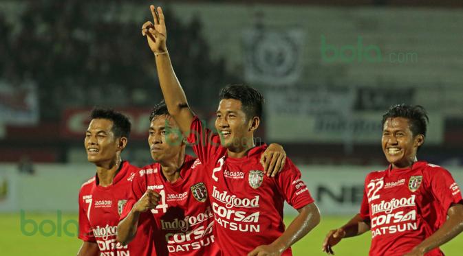 Selebrasi gol Putu Gede Juni Antara, bek Bali United dalam turnamen sepak bola Bali Island 2016 di Stadion Kapten I Wayan Dipta, Gianyar, Bali, Minggu (21/2/2016). (Bola.com/Peksi Cahyo)