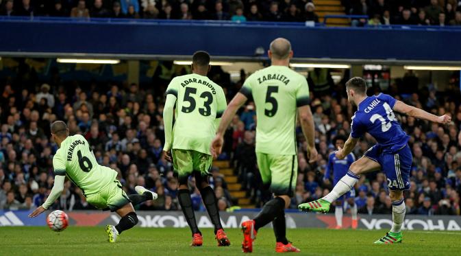 Pemain Chelsea, Gary Cahill, saat mencetak gol ke gawang Manchester City dalam laga putaran kelima Piala FA di Stadion Stamford Bridge, London, Minggu (21/2/2016) malam WIB. (AFP/Adrian Dennis)