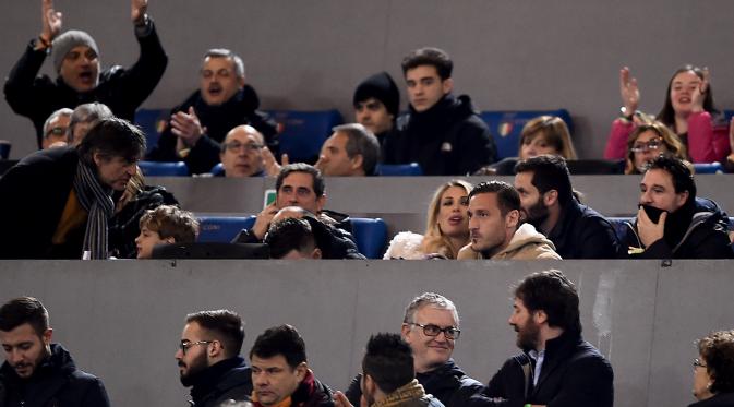 Francesco Totti hanya menjadi penonton dalam laga AS Roma kontra Palermo (FILIPPO MONTEFORTE / AFP)