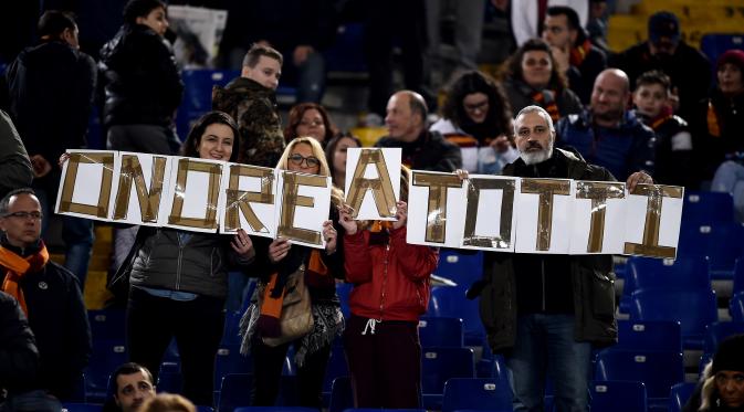Fans memberikan dukungan pada Totti dalam laga lawan Palermo (FILIPPO MONTEFORTE / AFP)