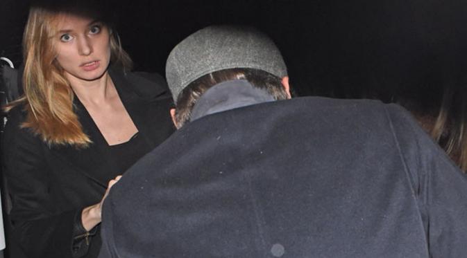 Leonardo DiCaprio Meninggalkan Klub Malam Bersama Tiga Wanita Misterius [foto: E Online]