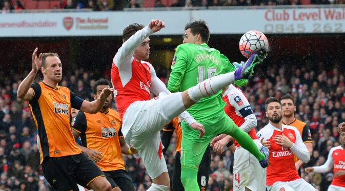 Perebutan bola di depan gawang Hull City dalam putaran kelima Piala FA Inggris di Stadion Emirates, London, Inggris, Sabtu (20/2/2016). (AFP/Glyn Kirk)