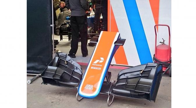 Moncong Mobil Pebalap Manor Racing Team, Rio Haryanto sebelum diapsang pada body Mobil MRT05 di Barcelona, Senin (22/2/2016). (bola.com/Istimewa)