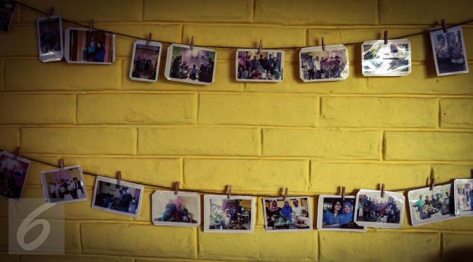 Deretan foto pengunjung yang pernah mendatangi kafe Finger Talk tertempel di salah satu sudut ruangan di Pamulang, Tangsel, Sabtu (20/2). Kafe  berkonsep unik ini didirikan oleh Dissa Syakina Ahdanisa (25) sejak Mei 2015 lalu. (Liputan6.com/Fery Pradolo)