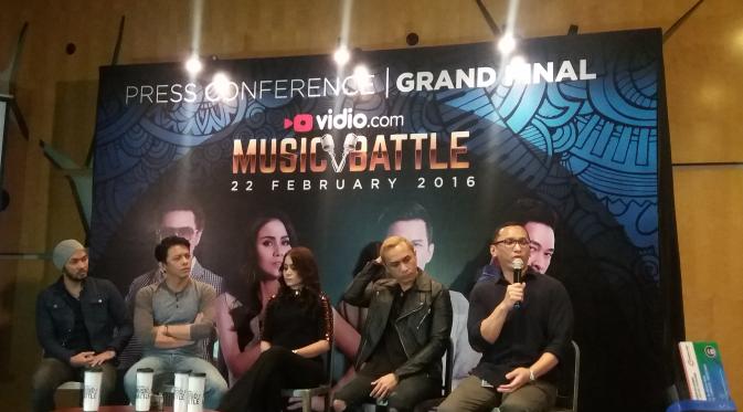 Uki Noah (kanan), Ariel Noah, Momo Geisha, Giring Nidji, dan CMO PT KMK Online Prami Rachmiadi dalam konferensi pers Grand Final Vidio.com Music Battle di Jakarta, Senin (22/2/2016).