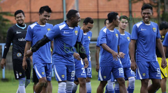 Para pemain Persib Bandung bersenda gurau sebelum latihan sore jelang laga melawan Arema Cronus pada turnamen sepak bola Bali Island 2016 di Stadion Gelora Samudra, Kuta, Bali, Senin (22/2/2016). (Bola.com/Peksi Cahyo)