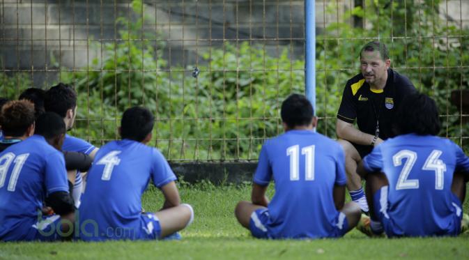 Evaluasi di akhir latihan menjadi menu penutup Dejan Antonic jelang melawan Arema Cronus dalam turnamen sepak bola Bali Island 2016 di Stadion Gelora Samudra, Kuta, Bali, Senin (22/2/2016). (Bola.com/Peksi Cahyo)