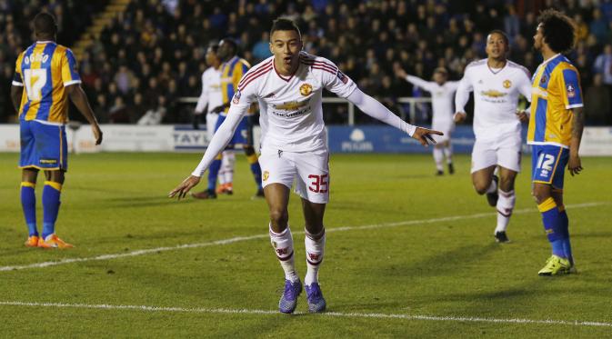 Jesse Lingard usai mencetak gol ke gawang Shrewsbury / Reuters