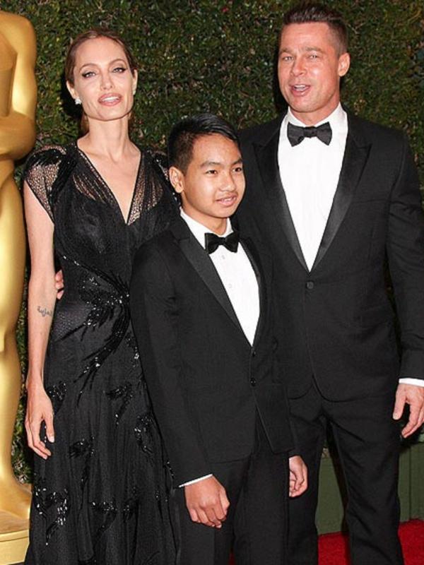 Angelina Jolie, Brad Pitt dan Maddox, anak adopsinya yang berasal dari Kamboja. Foto: via ok.co.uk