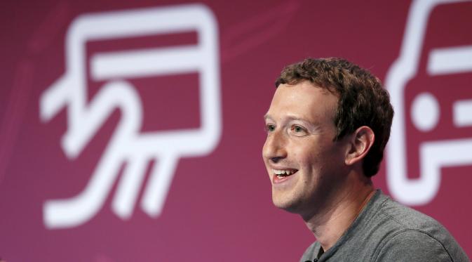 Senyum pendiri sekaligus CEO Facebook, Mark Zuckerberg saat akan memberikan sambutan pada ajang Mobile World Congress di Barcelona, Spanyol, Senin (22/2). (REUTERS/Albert Gea)