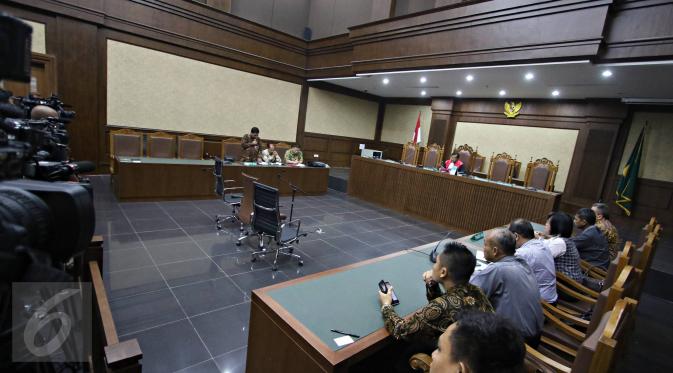 Suasana sidang perdana praperadilan tersangka kasus dugaan pembunuhan Wayan Mirna Salihin, Jessica Kumala Wongso, di Pengadilan Negeri Jakarta Pusat, Selasa (23/2). Dalam sidang ini, Jessica diwakili tim pengacaranya. (Liputan6.com/Imamnuel Antonius)