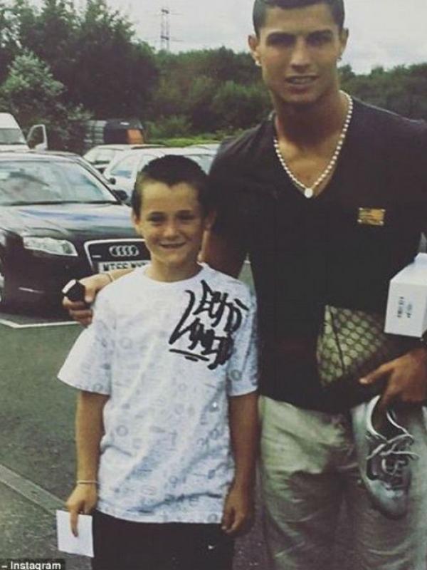 Joe Debutan Manchester United, Riley saat masih kecil berfoto bersama Cristiano Ronaldo.