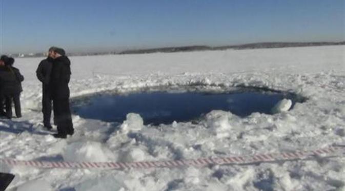 Danau Chebarkul, salah satu tempat yang terkena serpihan meteor yang jatuh di Chelyabinsk, Rusia pada 2013 (Foto: reuters.com)