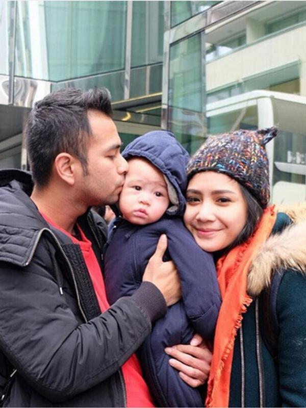 Kemesraan kembali diperlihatkan Raffi Ahmad dan Nagita Slavina saat mereka berlibur ke Eropa. (Foto:Instagram/raffinagita1717)