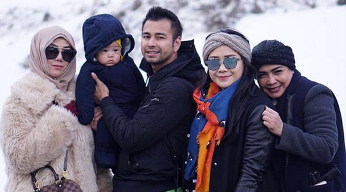 Raffi Ahmad dan Nagita Slavina bersama anak dan keluarga besar