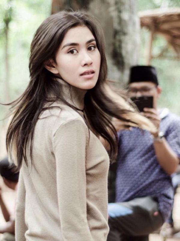 Syahnaz sudah bermain dalam film Manusia Harimau (2014), Kita Nikah Yuk (2014) dan film layar lebar Olga And Billy Lost In Singapore (2014). (via instagram @syahnazs/Bintang.com)