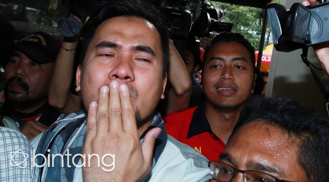 Tiba di Polsek, setelah keluar dari mobil, sehabis menjalani pemeriksaan di BNN, Saipul Jamil, melakukan 'cium jauh' alias 'kiss bye' ke arah wartawan. (Deki Prayoga/Bintang.com)