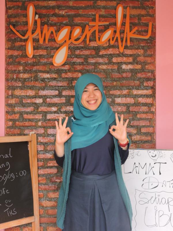 Dissa Syakina Ahdanisa, penggagas dan pemilik Deaf Cafe Fingertalk. (Via: dokumen pribadi)