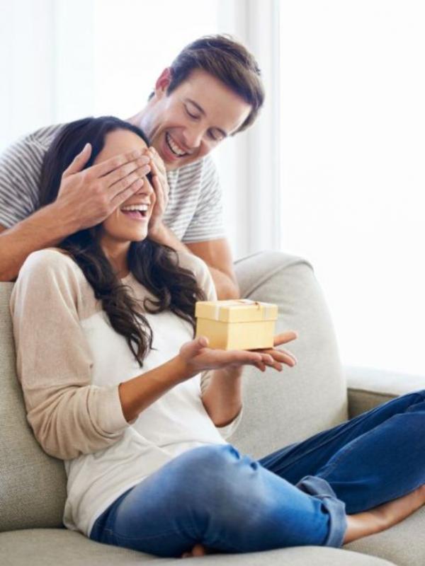8 Hal Ini Tunjukan Rasa Cinta Suami Setelah Pernikahan yang Lama. Sumber : goodhousekeeping.com