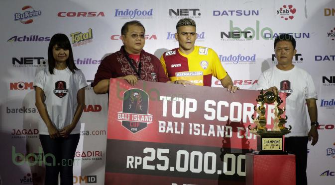 Cristian Gonzales, striker Arema Cronus terpilih menjadi top scorercdi turnamen sepak bola Bali Island 2016 di Stadion Kapten I Wayan Dipta, Gianyar, Bali Selasa (23/2/2016). (Bola.com/Peksi Cahyo)