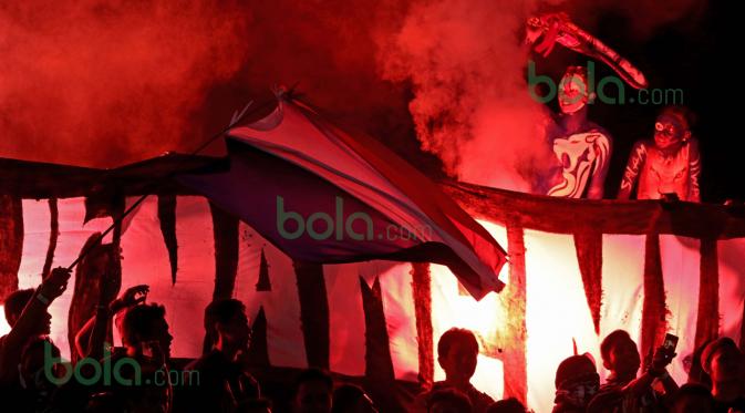 Aremania merayakan kemenangan Arema Cronus usai melawan Persib Bandung di turnamen sepak bola Bali Island Cup 2016 di Stadion Kapten I Wayan Dipta, Gianyar, Bali Selasa (23/2/2016). (Bola.com/Peksi Cahyo)