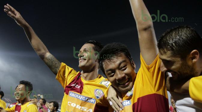 Raphael Maitimo dan Hamka Hamzah, kekuatan baru Arema Cronus yang akan jadi pembeda saat berjumpa Sriwijaya FC. (Bola.com/Peksi Cahyo)