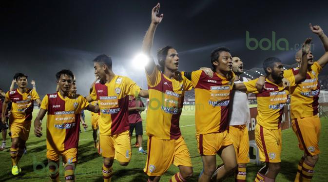 Selebrasi kemenangan pemain Arema Cronus usai mengalahkan Persib Bandung di turnamen sepak bola Bali Island 2016 di Stadion Kapten I Wayan Dipta, Gianyar Bali Selasa (23/2/2016).  (Bola.com/Peksi Cahyo)