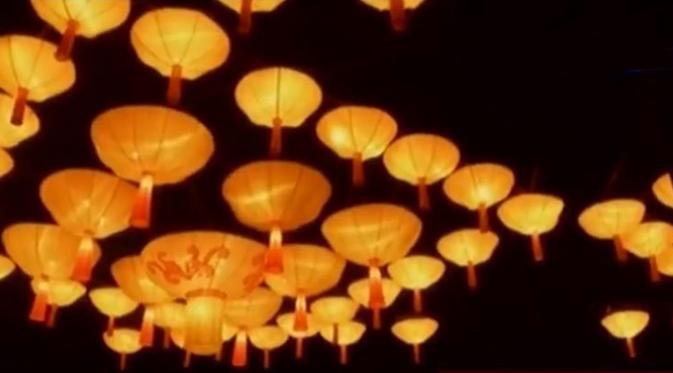 Para pengunjung memenuhi Chinese Park yang dipenuhi lampion aneka warna pada Senin malam.