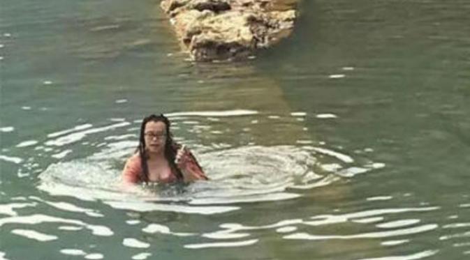 Demi Menyelamatkan iPhone Wanita Ini Rela ‘Nyemplung’ ke Danau | Foto: shanghaiist.com