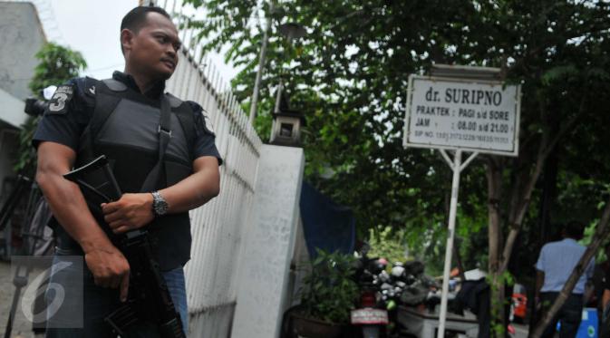 Petugas berjaga di salah satu dari dua lokasi penggerebekan klinik aborsi ilegal di kawasan Cikini, Jakarta, Rabu (24/2). Tarif aborsi di klinik tersebut bervariasi, sekitar Rp2,5-Rp10 juta tergantung usai kandungan. (Liputan6.com/Gempur M Surya)