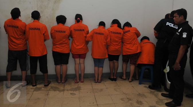 Sebanyak 9 tersangka diamankan dalam penggerebekan dua klinik aborsi ilegal di kawasan Cikini, Jakarta, Rabu (24/2). Tarif aborsi di klinik tersebut bervariasi, sekitar Rp2,5 juta sampai Rp10 juta tergantung usai kandungan. (Liputan6.com/Gempur M Surya)