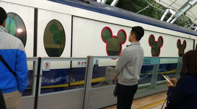 Kereta yang akan membawa para wisatawan ke Dislneyland dari Sunny Bay
