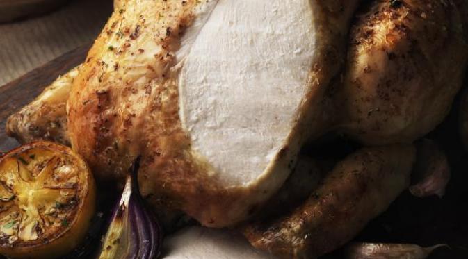 Ayam dan unggas lainnya memiliki jumlah kandungan pencemaran salmonella, mengartikan harus dimasak dengan baik. (News.com.au)