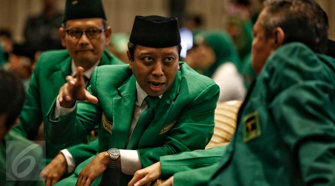 Ketua Fraksi PPP Munas Surabaya, Muhammad Romahurmuziy (kedua kiri) saat berbincang pada Mukernas ke-IV PPP di Jakarta, (24/2). Mukernas dihadiri oleh sejumlah elite parpol partai pendukung Presiden Jokowi. (Liputan6.com/Faizal Fanani)
