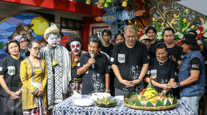 Sejumlah pemain Teater Koma saat mengadakan acara syukuran untuk pementasan Semar Gugat di Sanggar Teater Koma, Tangerang, (24/2). Teater Koma akan menggelar pentaskan Semar Gugat pada 3-10 Maret di GKJ. (Liputan6.com/Yoppy Renato)