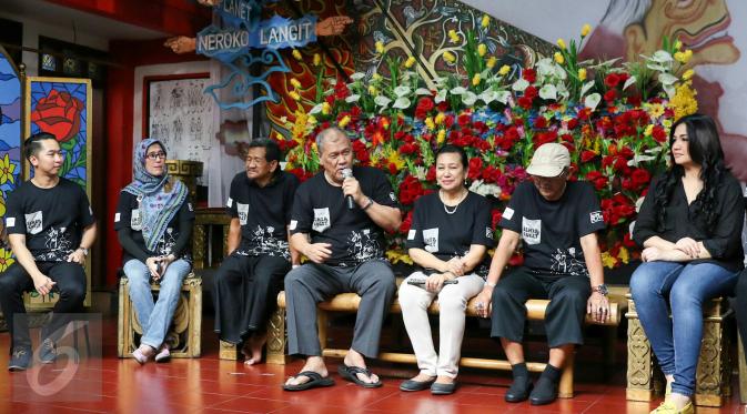 Sejumlah pemain Teater Koma saat melakukan konpers dalam sesi latihan persiapan pra pementasan Semar Gugat di Sanggar Teater Koma, Tangerang, (24/2). (Liputan6.com/Yoppy Renato)