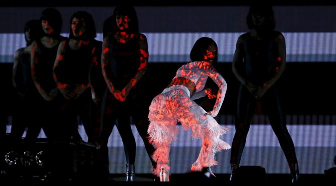 Penampilan Rihanna di atas panggung. (REUTERS/Stefan Wermuth)