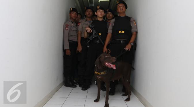 Petugas Kepolisian Resor Jakarta Selatan menggunakan anjing pelacak untuk menyisir pengedar narkoba di kawasan Pancoran, Jakarta, Kamis (25/2). (Liputan6.com/Herman Zakharia)